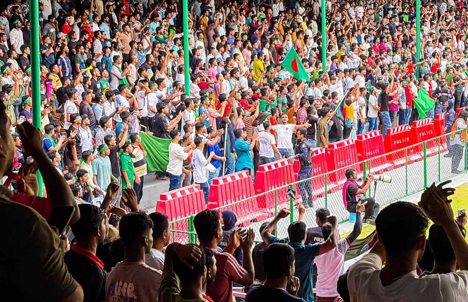 ބަންގްލަދޭޝް ސަޕޯޓަރުން ގަލޮޅު ދަނޑު ފުރާލާފައި. -- ފޮޓޯ: ސިޑިބަރި