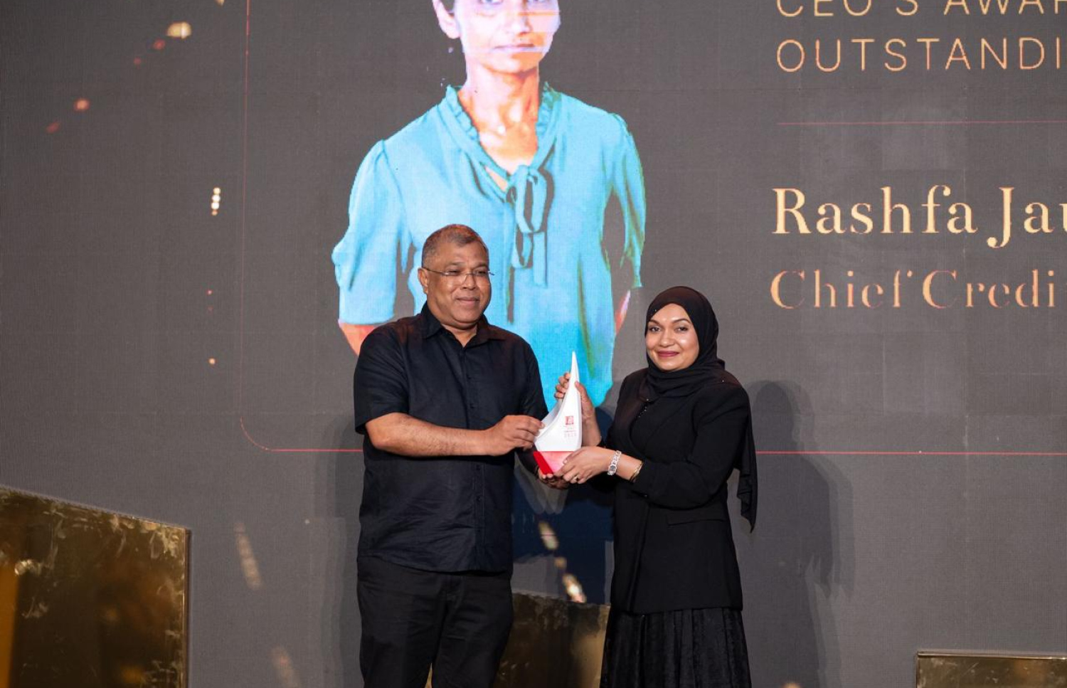 ބީއެމްއެލްގެ ޗީފް ކްރެޑިޓް އޮފިސަރުު ރަޝްފާ ޖައުފަރުގެ އެވޯޑާ އެނާގެ ފަރާތުން އެހެން މީހަކު ހަވާލުވަނީ. .---ފޮޓޯ: ބީއެމްއެލް