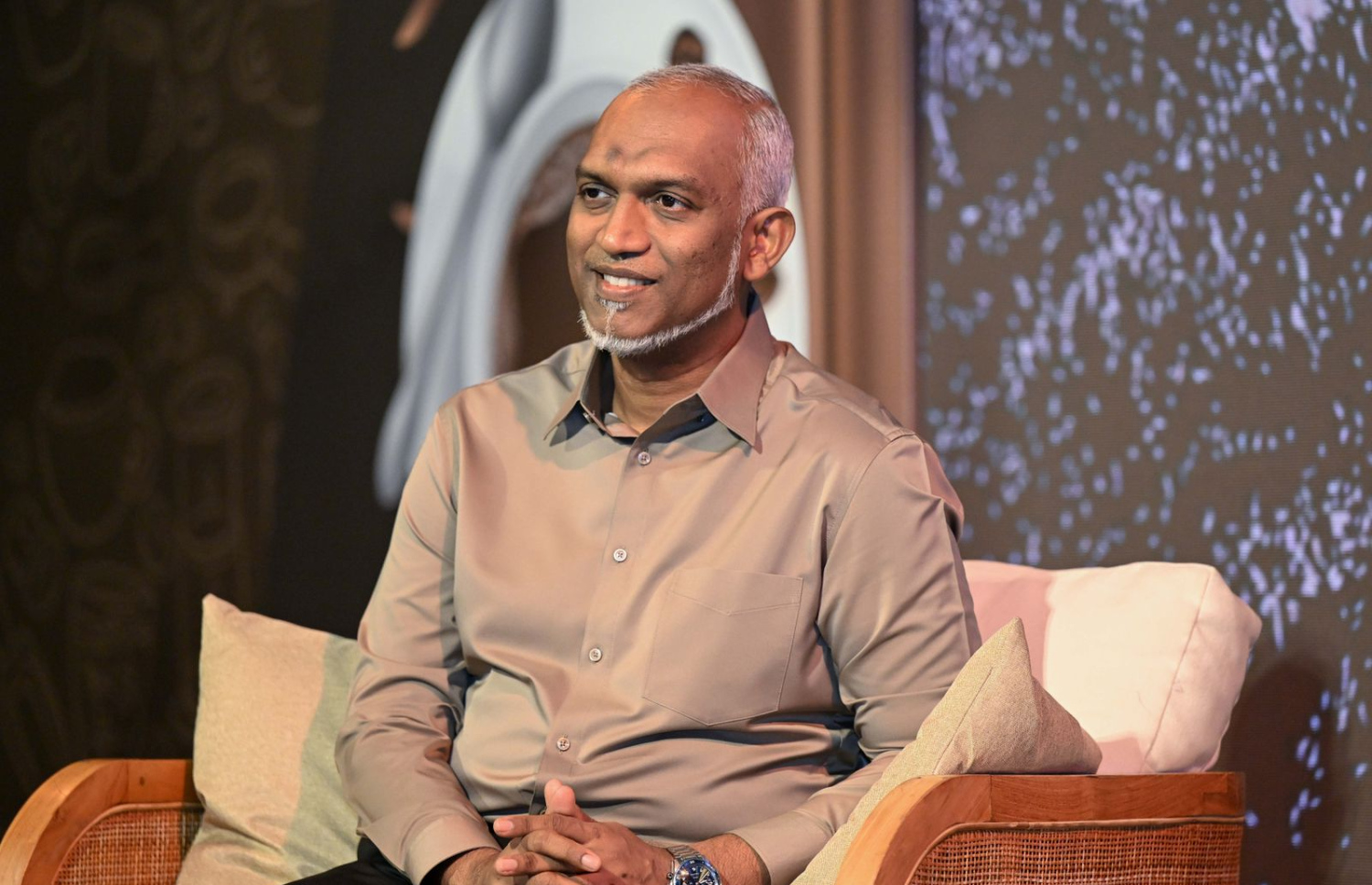 ރައީސް ޑރ. މުހައްމަދު މުއިއްޒު މިރޭ ބޭއްވި "ރައީސް" ޕްރޮގްރާމްގައި.-- ފޮޓޯ: ރައީސް އޮފީސް