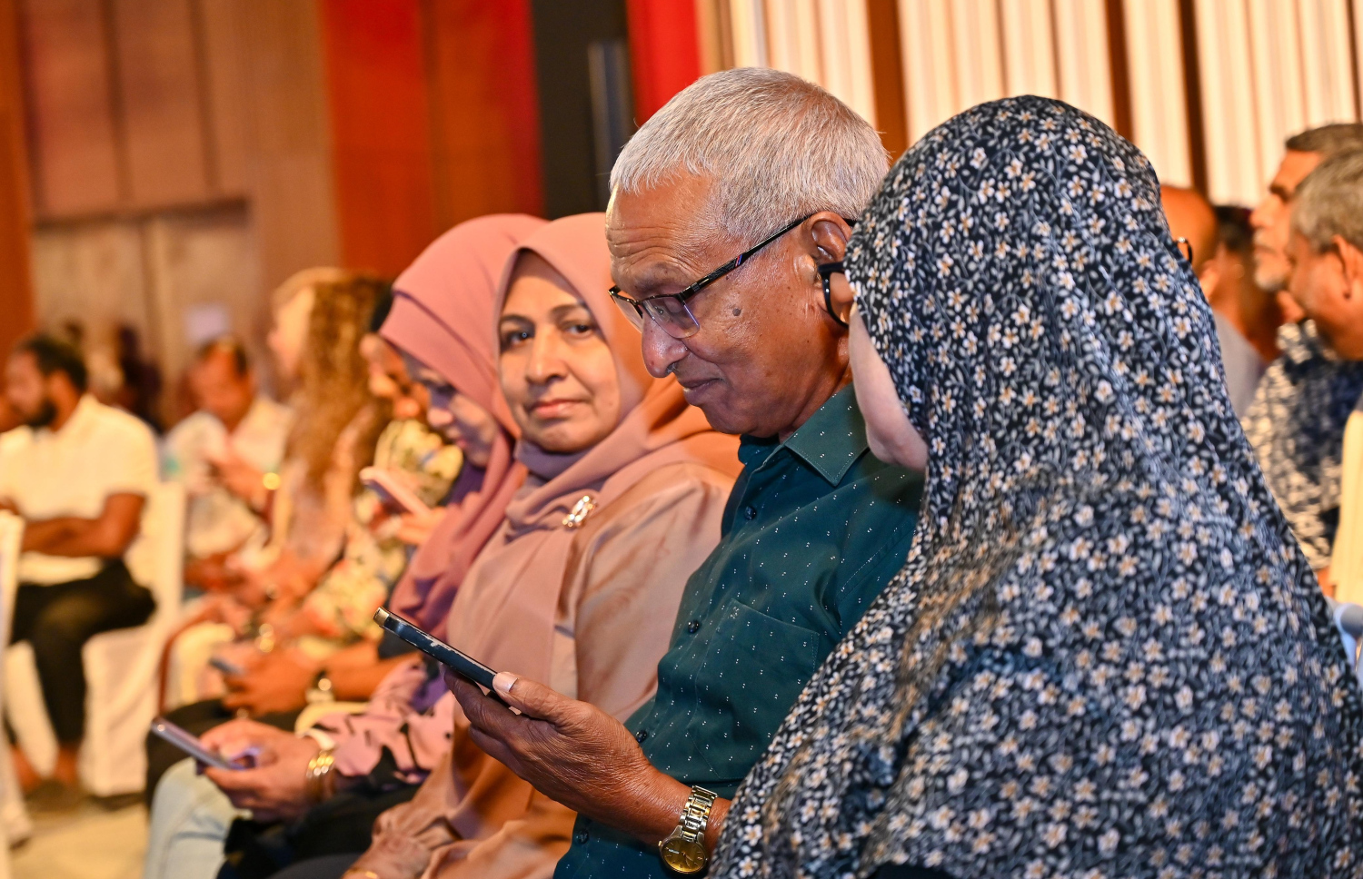 މިރޭ ބޭއްވި ބީއެމްއެލްގެ މިދިޔަ އަހަރުގެ އަހަރީ އާންމު ޖަލްސާގައި ބައިވެރިވި ބައެއް ހިއްސާދާރުން.---ފޮޓޯ: ފަޔާޒު މޫސާ| މިހާރު