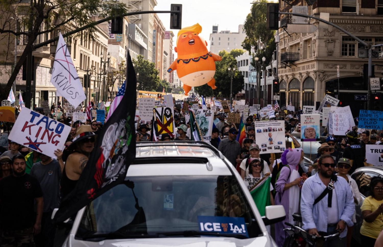 "ނޯ ކިންގްސް" މުޒާހަރާގައި، ފްލޮރިޑާގެ ޕާމް ބީޗުގައި ހުންނަ އެމެރިކާގެ ރައީސް ޑޮނަލްޑް ޓްރަމްޕްގެ މާ-އަ-ލާގޯ ރިސޯޓު ކައިރީގައި މުޒާހަރާގެ ބައިވެރިން އިއްޔެ ބޯޑުތައް ހިފައިގެން. -- ފޮޓޯ: އޭއެފްޕީ