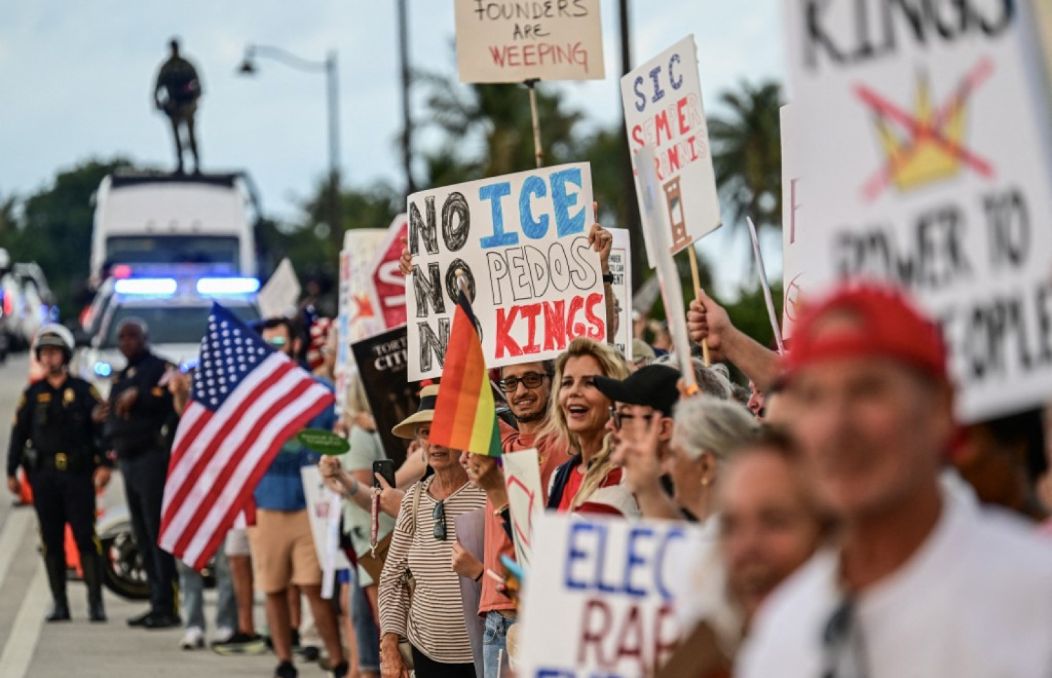 "ނޯ ކިންގްސް" މުޒާހަރާގައި، ފްލޮރިޑާގެ ޕާމް ބީޗުގައި ހުންނަ އެމެރިކާގެ ރައީސް ޑޮނަލްޑް ޓްރަމްޕްގެ މާ-އަ-ލާގޯ ރިސޯޓު ކައިރީގައި މުޒާހަރާގެ ބައިވެރިން އިއްޔެ ބޯޑުތައް ހިފައިގެން. -- ފޮޓޯ: އޭއެފްޕީ