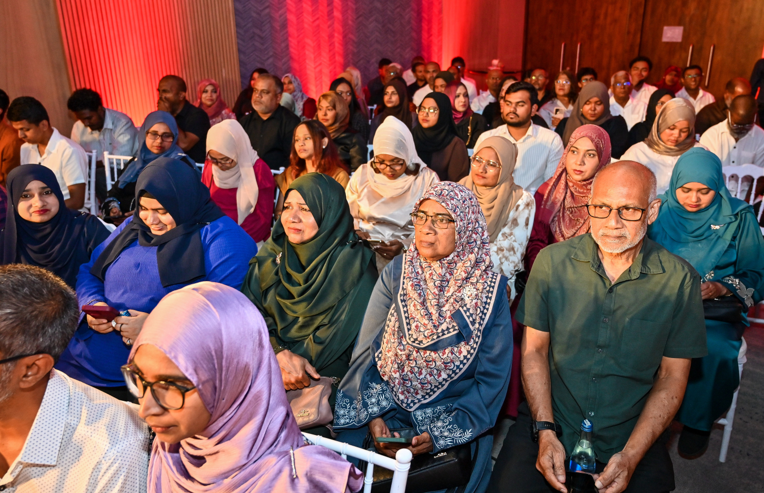 ބީއެމްއެލްގެ 43 ވަނަ އަހަރީ އާންމު ޖަލްސާގައި ހިއްސާދާރުން ބައިވެރިވަނީ --- މިހާރު ފޮޓޯ/ފަޔާޒް މޫސާ