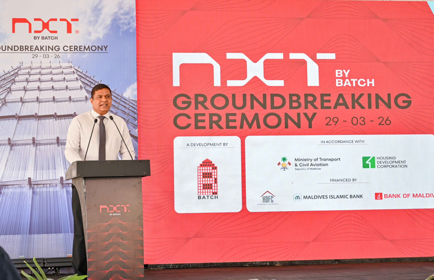 ޕާކިން ބިލްޑިންގެ ބިންގާ އެޅުމުގެ ރަސްމިއްޔާތުގައި ޓްރާންސްޕޯޓު މިނިސްޓަރު އަމީން ވާހަކަދައްކަވަނީ.-- ފޮޓޯ: ރައީސް އޮފީސް