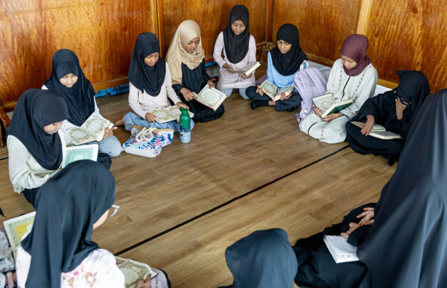 އެޗްޑީސީން މިއަދު އަލް އަސްރު ޖަމިއްޔާއާ ގުޅިގެން ފެށި ގުރުއާން ކްލާހެއްގައި ދަރިވަރުންނަށް ޓީޗަރަކު ކިޔަވައިދެއްވަނީ.-- ފޮޓޯ: އެޗްޑީސީ