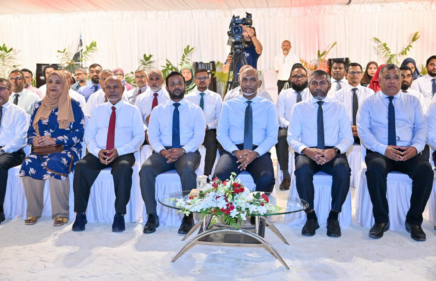 ހުޅުމާލޭ ފޭސް އެކެއްގައި އަޅާ ފްލެޓުގެ ބިންގާ އެޅުމުގެ ރަސްމިއްޔާތުގައި ރައީސް ޑރ. މުހައްމަދު މުއިއްޒާއި ހައުސިން މިނިސްޓަރު ޑރ. އަބްދުﷲ މުއްތަލިބު ބައިވެރިވެވަޑައިގަންނަވަނީ.