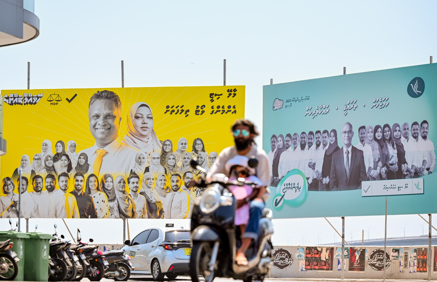 ލޯކަލް ކައުންސިލް އިންތިހާބުގެ ކެމްޕޭނަށް މާލެތެރޭގައި ބެނާތަކާއި ޕޯސްޓަރު ހަރުކޮށްފައި. ބޮޑު ދެ ޕާޓިން ދަނީ ވަރުގަދަ ކެމްޕޭންތަކެއް ކުރަމުން. --ފޮޓޯ: ނިޝާން އަލީ | މިހާރު