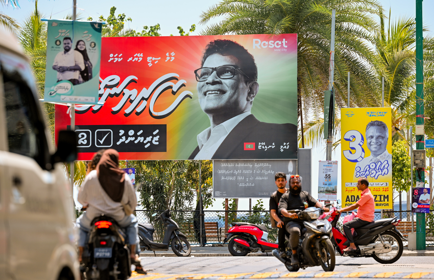 ލޯކަލް ކައުންސިލް އިންތިހާބުގެ ކެމްޕޭނަށް މާލެތެރޭގައި ބެނާތަކާއި ޕޯސްޓަރު ހަރުކޮށްފައި. ބޮޑު ދެ ޕާޓިން ދަނީ ވަރުގަދަ ކެމްޕޭންތަކެއް ކުރަމުން. --ފޮޓޯ: ނިޝާން އަލީ | މިހާރު