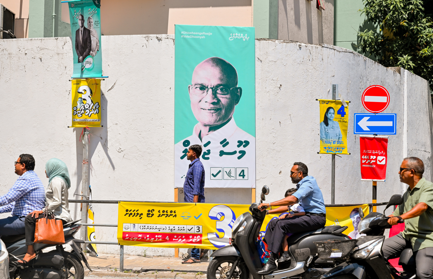 ލޯކަލް ކައުންސިލް އިންތިހާބުގެ ކެމްޕޭނަށް މާލެތެރޭގައި ބެނާތަކާއި ޕޯސްޓަރު ހަރުކޮށްފައި. ބޮޑު ދެ ޕާޓިން ދަނީ ވަރުގަދަ ކެމްޕޭންތަކެއް ކުރަމުން. --ފޮޓޯ: ނިޝާން އަލީ | މިހާރު