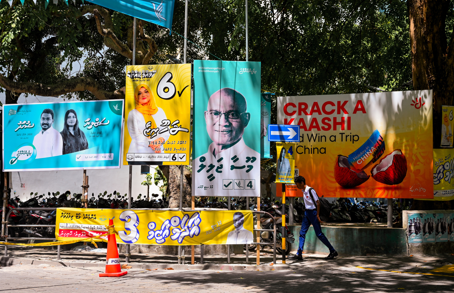 ލޯކަލް ކައުންސިލް އިންތިހާބުގެ ކެމްޕޭނަށް މާލެތެރޭގައި ބެނާތަކާއި ޕޯސްޓަރު ހަރުކޮށްފައި. ބޮޑު ދެ ޕާޓިން ދަނީ ވަރުގަދަ ކެމްޕޭންތަކެއް ކުރަމުން. --ފޮޓޯ: ނިޝާން އަލީ | މިހާރު