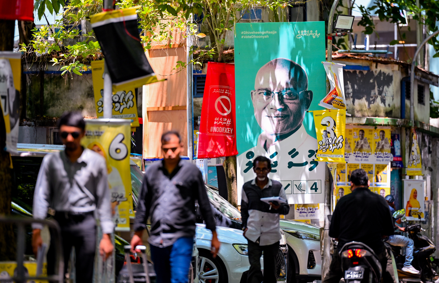 ލޯކަލް ކައުންސިލް އިންތިހާބުގެ ކެމްޕޭނަށް މާލެތެރޭގައި ބެނާތަކާއި ޕޯސްޓަރު ހަރުކޮށްފައި. ބޮޑު ދެ ޕާޓިން ދަނީ ވަރުގަދަ ކެމްޕޭންތަކެއް ކުރަމުން. --ފޮޓޯ: ނިޝާން އަލީ | މިހާރު