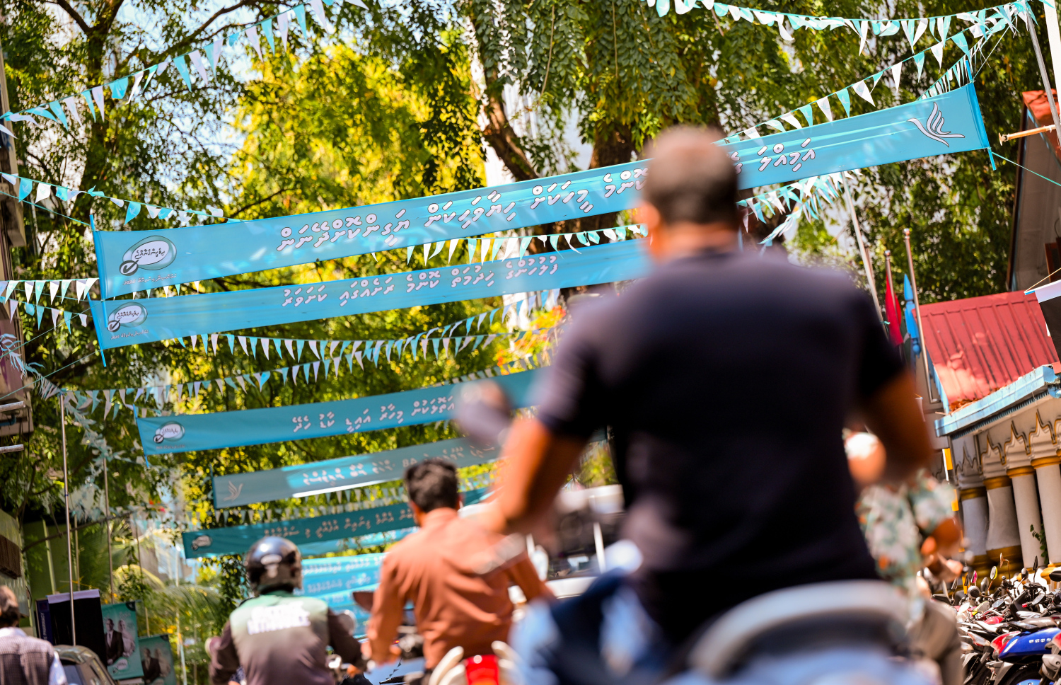 ލޯކަލް ކައުންސިލް އިންތިހާބުގެ ކެމްޕޭނަށް މާލެތެރޭގައި ބެނާތަކާއި ޕޯސްޓަރު ހަރުކޮށްފައި. ބޮޑު ދެ ޕާޓިން ދަނީ ވަރުގަދަ ކެމްޕޭންތަކެއް ކުރަމުން. --ފޮޓޯ: ނިޝާން އަލީ | މިހާރު