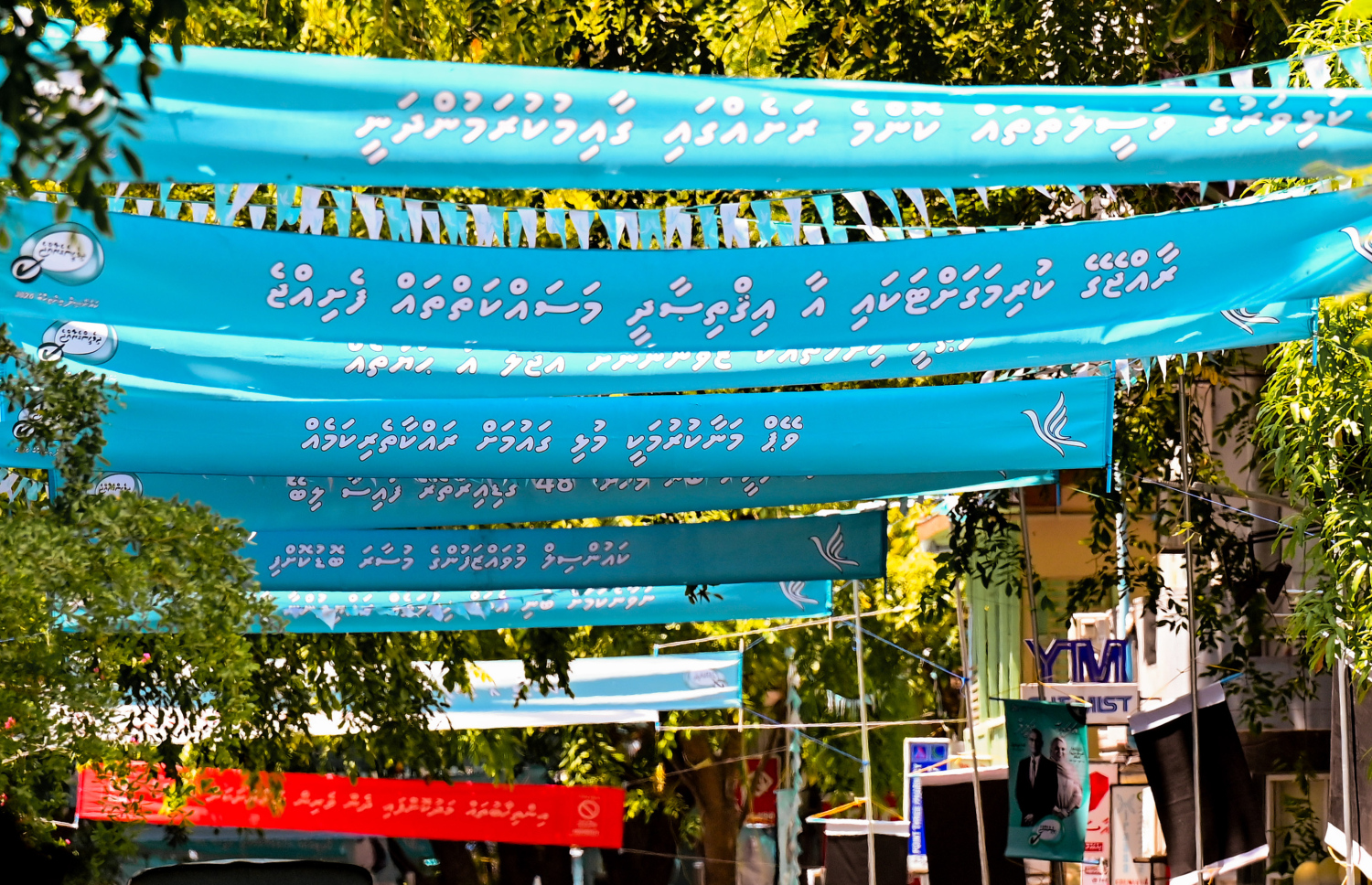 ލޯކަލް ކައުންސިލް އިންތިހާބުގެ ކެމްޕޭނަށް މާލެތެރޭގައި ބެނާތަކާއި ޕޯސްޓަރު ހަރުކޮށްފައި. ބޮޑު ދެ ޕާޓިން ދަނީ ވަރުގަދަ ކެމްޕޭންތަކެއް ކުރަމުން. --ފޮޓޯ: ނިޝާން އަލީ | މިހާރު