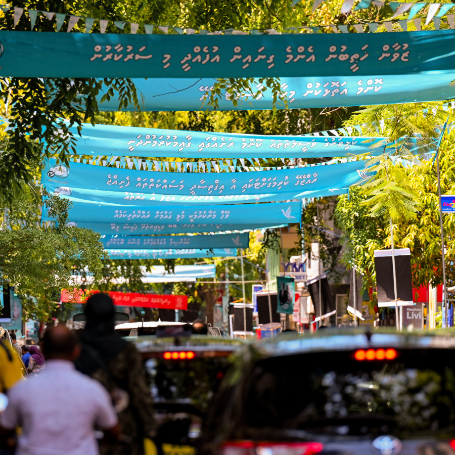 ލޯކަލް ކައުންސިލް އިންތިހާބުގެ ކެމްޕޭނަށް މާލެތެރޭގައި ބެނާތަކާއި ޕޯސްޓަރު ހަރުކޮށްފައި. ބޮޑު ދެ ޕާޓިން ދަނީ ވަރުގަދަ ކެމްޕޭންތަކެއް ކުރަމުން. --ފޮޓޯ: ނިޝާން އަލީ | މިހާރު