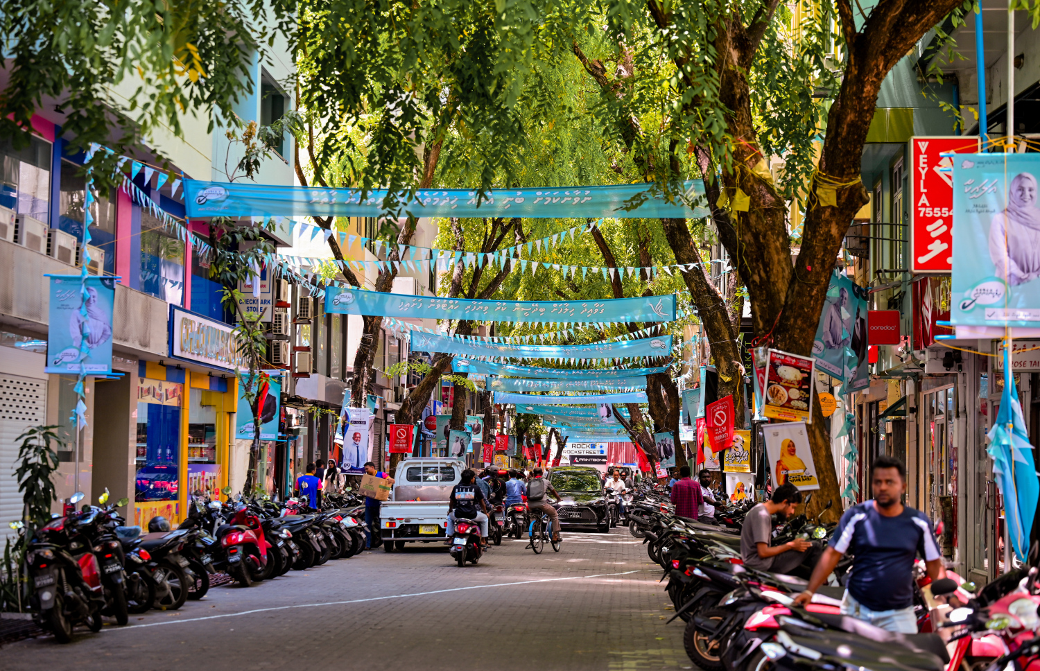 ލޯކަލް ކައުންސިލް އިންތިހާބު ކެމްޕޭނަށް މާލެތެރޭގައި ބެނާތަކައި ޕޯސްޓަރު ހަރުކޮށްފައި، ބޮޑު ދެ ޕާޓިން ދަނީ ވަރުގަދަ ކެމްޕޭންތަކެއް ކުރަމުން--.ފޮޓޯ: ނިޝާން އަލީ | މިހާރު