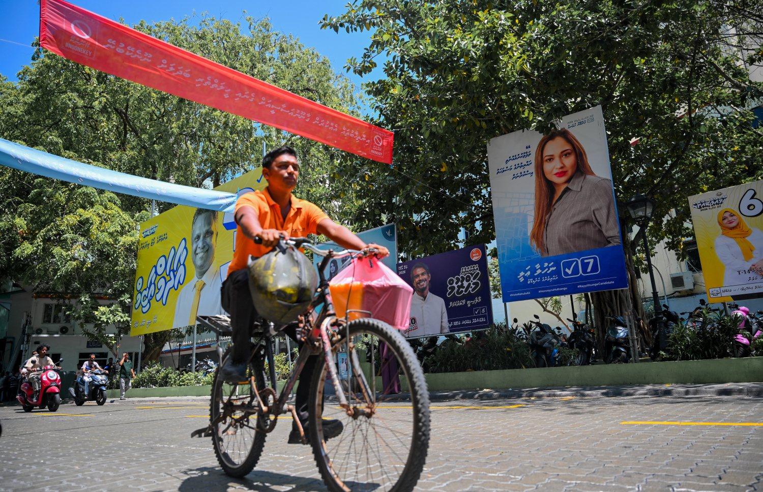 ލޯކަލް ކައުންސިލް އިންތިހާބުގެ ކެމްޕޭނަށް މާލެތެރޭގައި ބެނާތަކާއި ޕޯސްޓަރު ހަރުކޮށްފައި. ބޮޑު ދެ ޕާޓިން ދަނީ ވަރުގަދަ ކެމްޕޭންތަކެއް ކުރަމުން. --ފޮޓޯ: ނިޝާން އަލީ | މިހާރު