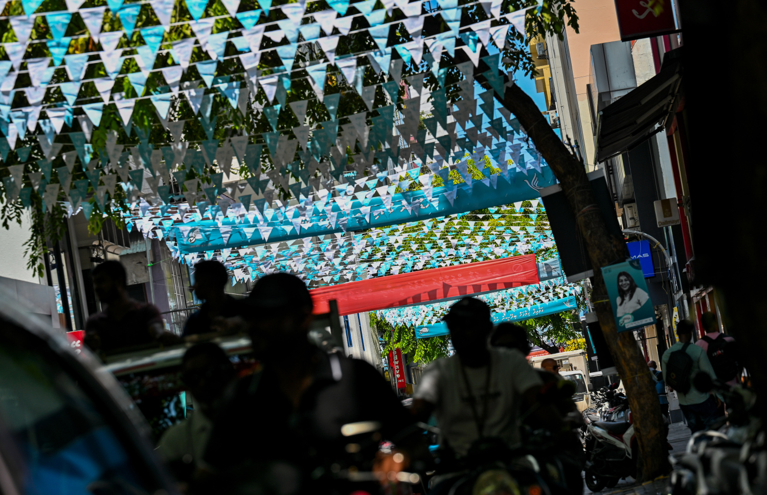 ލޯކަލް ކައުންސިލް އިންތިހާބުގެ ކެމްޕޭނަށް މާލެތެރޭގައި ބެނާތަކާއި ޕޯސްޓަރު ހަރުކޮށްފައި. ބޮޑު ދެ ޕާޓިން ދަނީ ވަރުގަދަ ކެމްޕޭންތަކެއް ކުރަމުން. --ފޮޓޯ: ނިޝާން އަލީ | މިހާރު