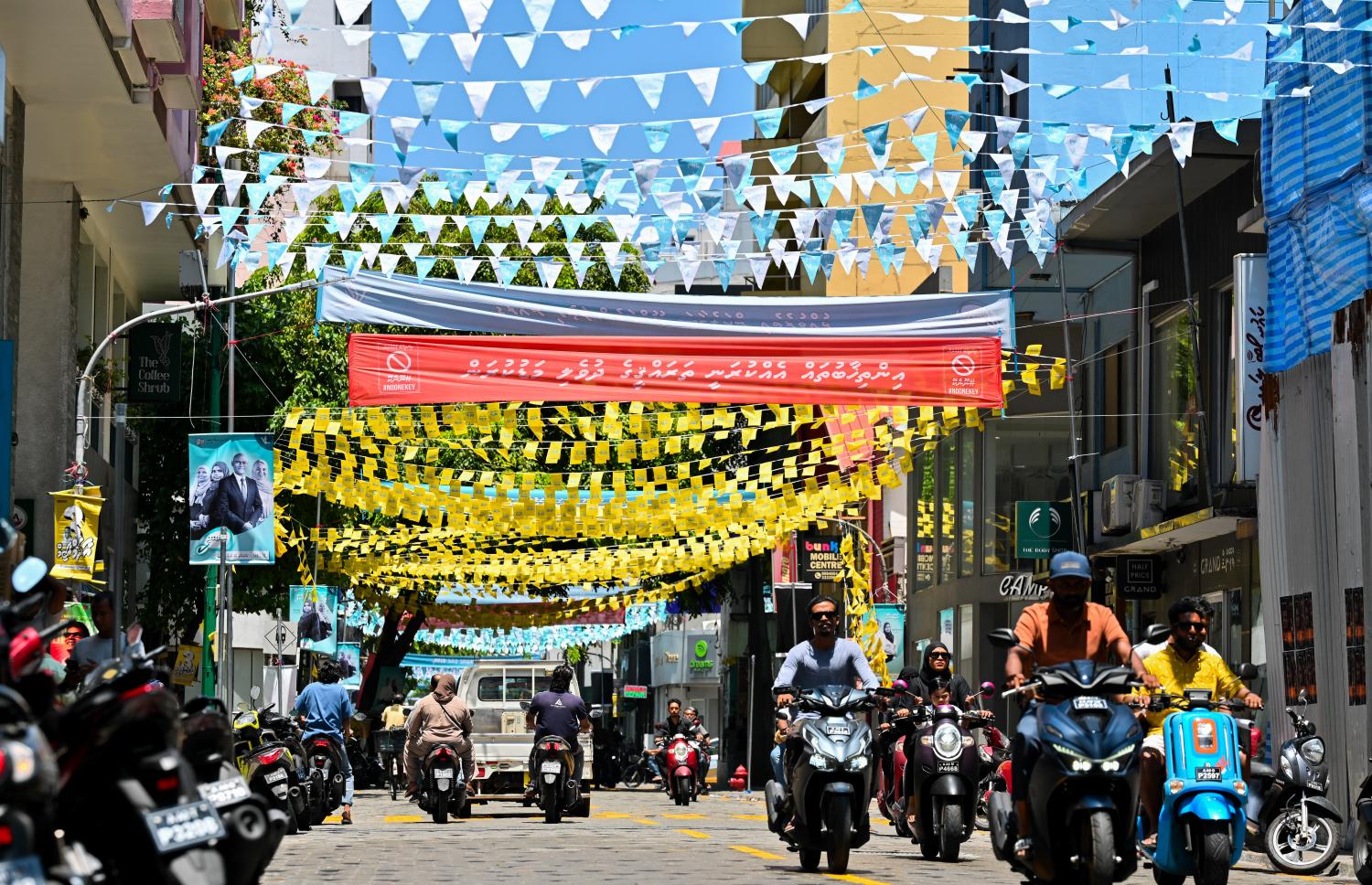 ލޯކަލް ކައުންސިލް އިންތިހާބުގެ ކެމްޕޭނަށް މާލެތެރޭގައި ބެނާތަކާއި ޕޯސްޓަރު ހަރުކޮށްފައި. ބޮޑު ދެ ޕާޓިން ދަނީ ވަރުގަދަ ކެމްޕޭންތަކެއް ކުރަމުން. --ފޮޓޯ: ނިޝާން އަލީ | މިހާރު