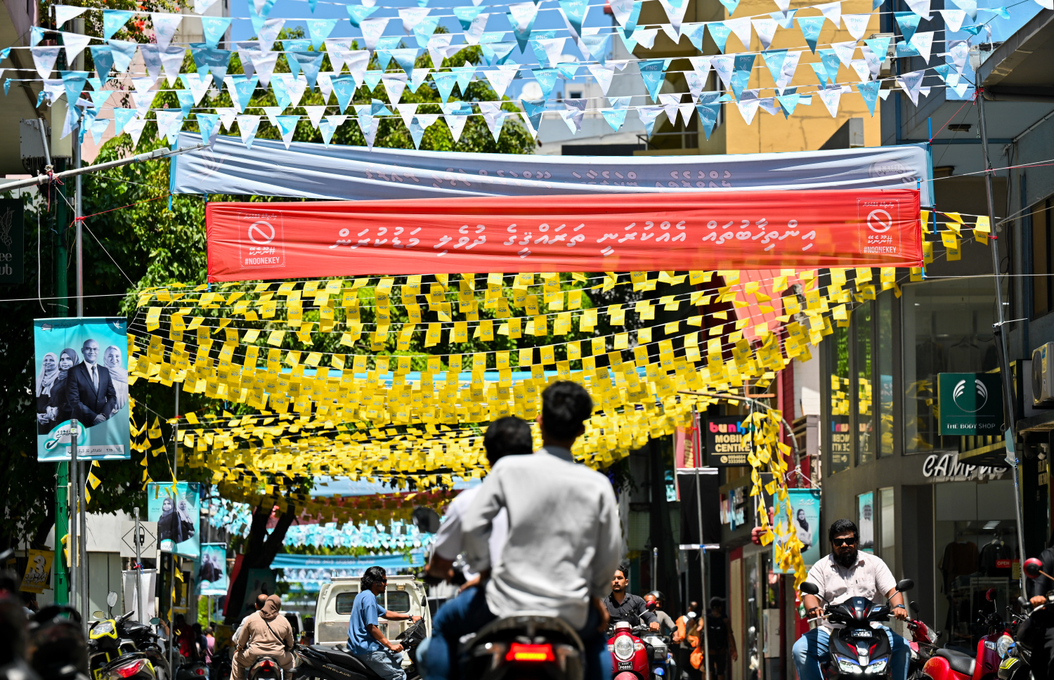 ލޯކަލް ކައުންސިލް އިންތިހާބުގެ ކެމްޕޭނަށް މާލެތެރޭގައި ބެނާތަކާއި ޕޯސްޓަރު ހަރުކޮށްފައި. ބޮޑު ދެ ޕާޓިން ދަނީ ވަރުގަދަ ކެމްޕޭންތަކެއް ކުރަމުން. --ފޮޓޯ: ނިޝާން އަލީ | މިހާރު