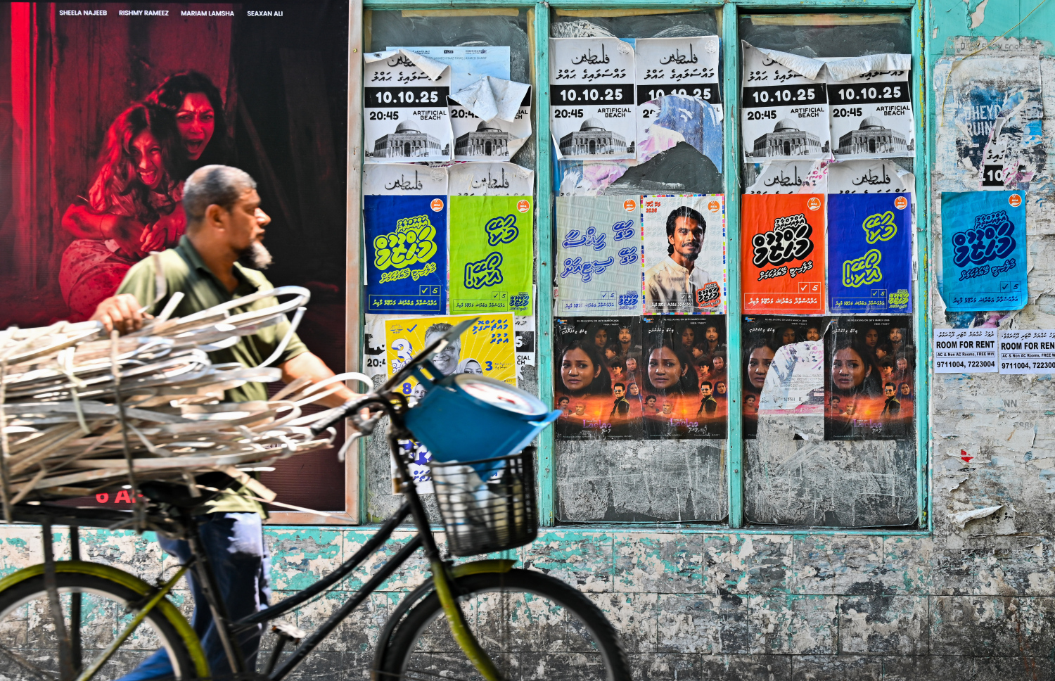 ލޯކަލް ކައުންސިލް އިންތިހާބުގެ ކެމްޕޭނަށް މާލެތެރޭގައި ބެނާތަކާއި ޕޯސްޓަރު ހަރުކޮށްފައި. ބޮޑު ދެ ޕާޓިން ދަނީ ވަރުގަދަ ކެމްޕޭންތަކެއް ކުރަމުން. --ފޮޓޯ: ނިޝާން އަލީ | މިހާރު