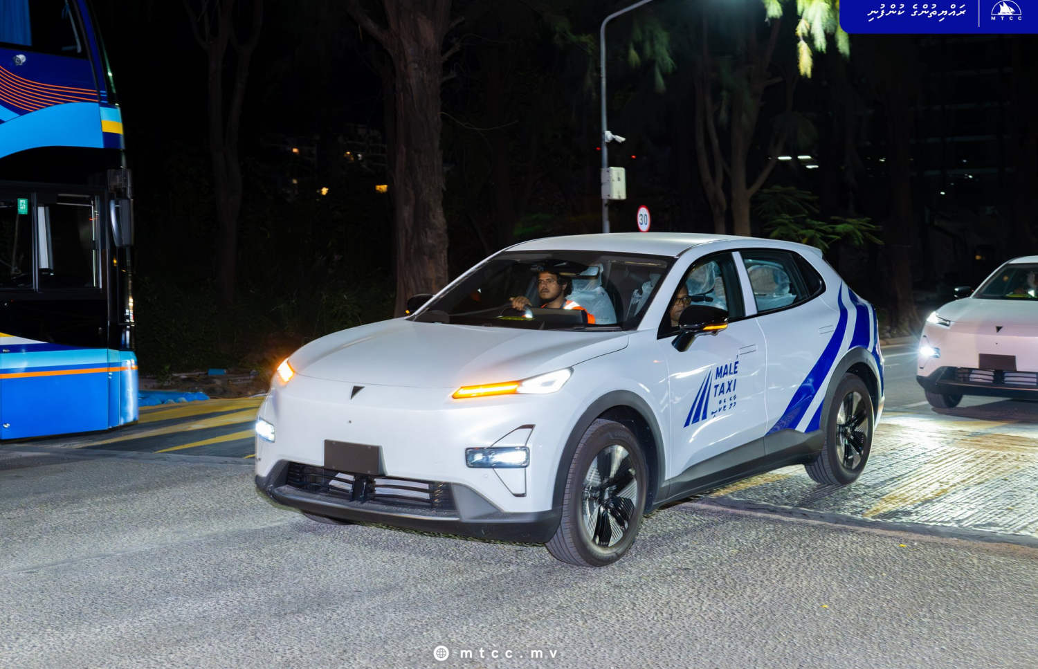 އެމްޓީސީސީގެ މާލެ ޓެކްސީ ލައިންގެ ހިދުމަތް ފެށުމަށް ގެނައި ކާރެއް ހުޅުމާލޭގައި ދުއްވަނީ.-- ފޮޓޯ: އެމްޓީސީސީ