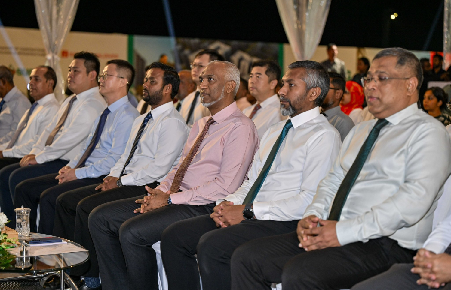 ހުޅުމާލެ 1 ގައި އެފޯޑަބަލް ހައުސިން ސްކީމްގެ ދަށުން އިމާރާތްކުރާ ފްލެޓުތަކުގެ ބިންގާ އަޅަން ބޭއްވި ރަސްމިއްޔާތުގައި ރައީސް ޑރ. މުއިއްޒު ބައިވެރިވެވަޑައިގަންނަވަނީ.-- ފޮޓޯ: ރައީސް އޮފީސް