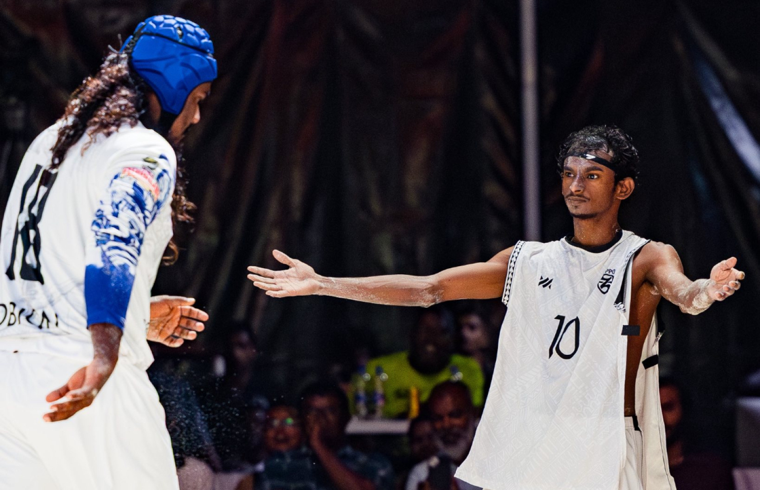 ގަދަހިފުމުގައި ބޭރުން ކުޅެން އަރައި ކާމިޔާބު ހޯދުމަށް ފަހު ޒެޕޯގެ އަހުމަދު ރަނީން.-- ފޮޓޯ: ބައިބަލާ އެސޯސިއޭޝަން