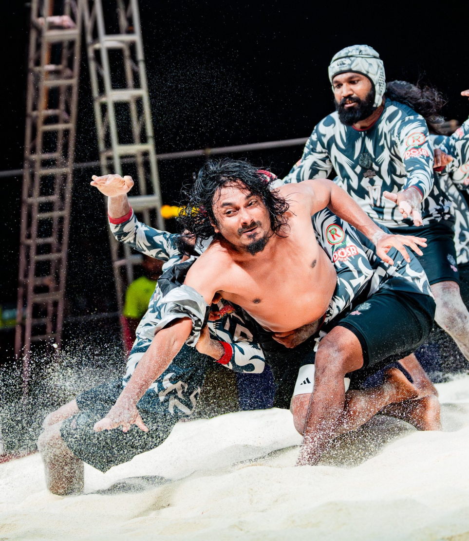 ވުލްވްސްގެ ކުޅުންތެރިން ބީޖީގެ ފަރަހު ޝާމް އެތެރޭގައި ހިފަހައްޓަން މަސައްކަތް ކުރަނީ.-- ފޮޓޯ: ބައިބަލާ އެސޯސިއޭޝަން