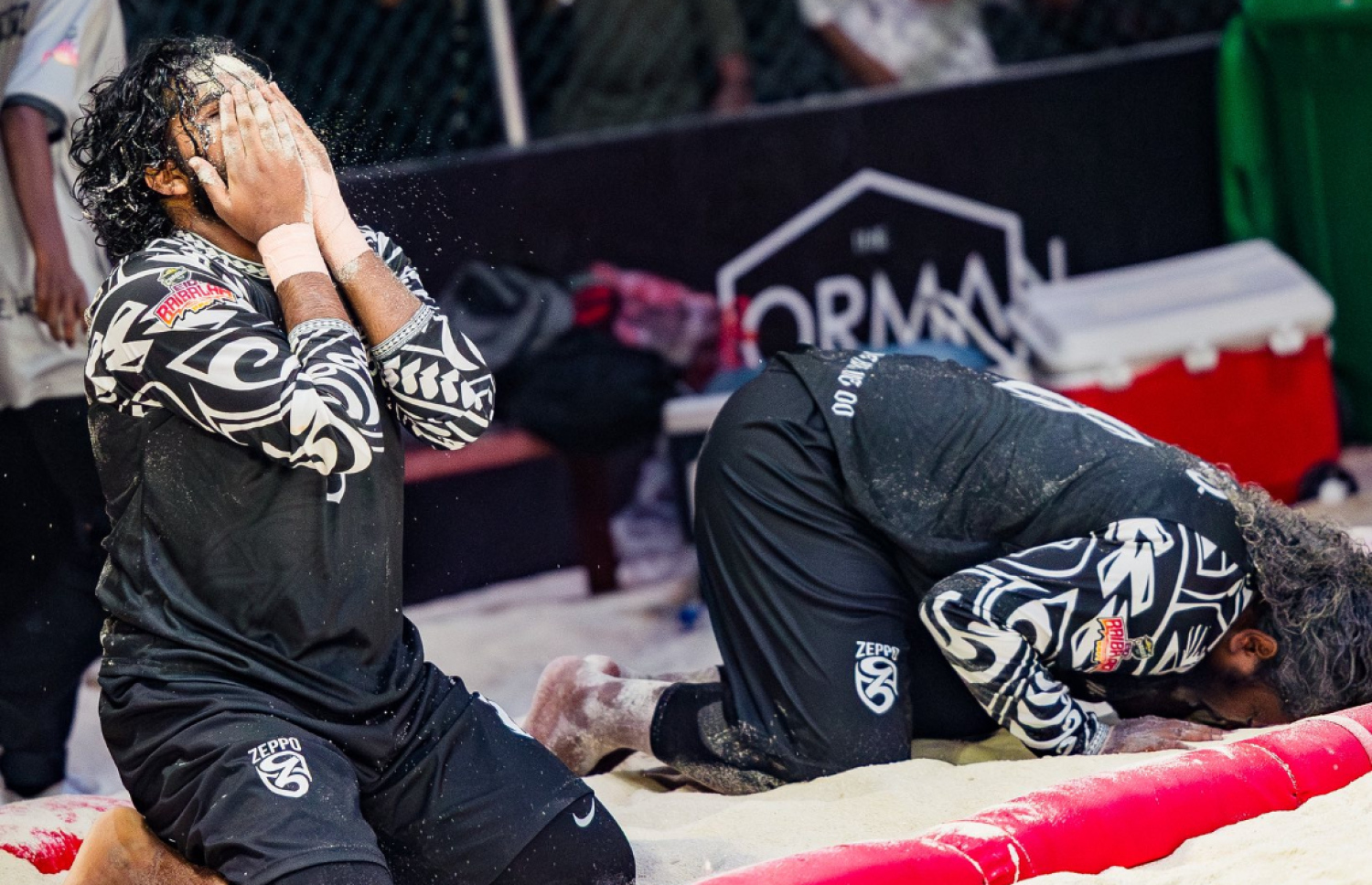 ޒެޕޯ މޮޅުވުމާ އެކު، އެ ޓީމަށް ކުޅޭ މިދިޔަ އަހަރުގެ މިސްޓަ ބައިބަލާ އަބްދުﷲ ނިޝާން (އަބޯ) ޝުކުރުގެ ސަޖިދައަކަށް ތިރިވެގެން.-- ފޮޓޯ: ބައިބަލާ އެސޯސިއޭޝަން