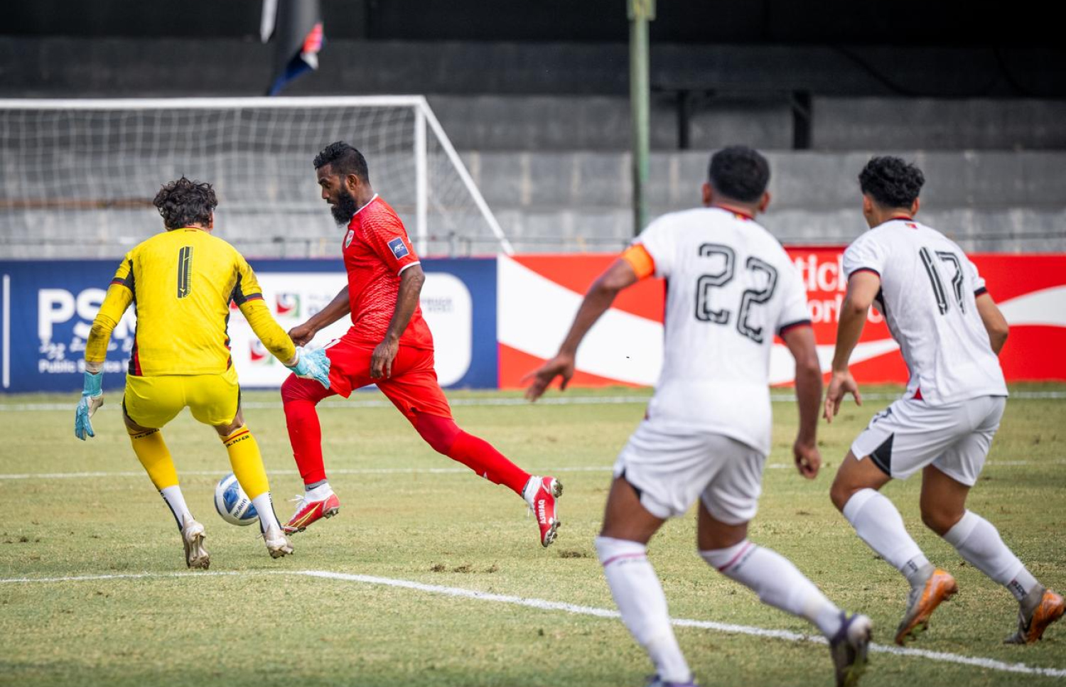 ރާއްޖެއަށް ޕެނަލްޓީ ލިބުނީ ދަގަނޑޭ ބޯޅަ ހޯދަން މަސައްކަތް ކުރަނިކޮށް ކީޕަރު ފައުލް ކޮށްގެން.-- ފޮޓޯ: ނިޝާން އަލީ/ މިހާރު