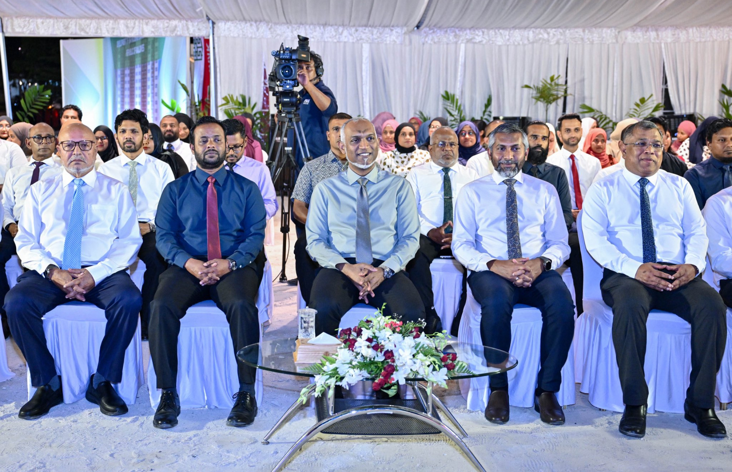 ބީއެމްއެލް އިން ހުޅުމާލެ 1 ގައި އަޅާ 364 ފްލެޓުގެ ބިންގާ އެޅުމުގެ ރަސްމިއްޔާތަށް ރައީސް ޑރ. މުހައްމަދު މުއިއްޒާއި ސަރުކާރުގެ އިސްވެރިން ބައިވެރިވެވަޑައިގަންނަވަނީ.-- ފޮޓޯ: ރައީސް އޮފީސް