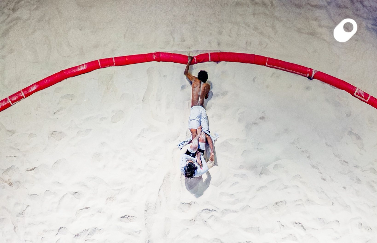 ގަދަ ހިފުމުގައި ޒެޕޯގެ ރަނީން ހުއްޓުވަން ބީޖީގެ ޝާޟް މަސައްކަތް ކުރަނީ.-- ފޮޓޯ: ތަ ޕްރެސް ފޮޓޯސް/ ބައިބަލާ އެސޯސިއޭޝަން