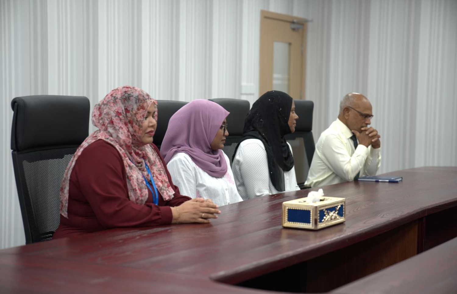 ސްޓޫޑެންޓް ލޯނަށް ހުޅުވާލުމަށް މިއަދު ހަޔާ އެޑިޔުކޭޝަން މިނިސްޓްރީގައި މިއަދު ބޭއްވި ބައްދަލުވުން.-- ފޮޓޯ: ހަޔާ އެޑިޔުކޭޝަން މިނިސްޓްރީ