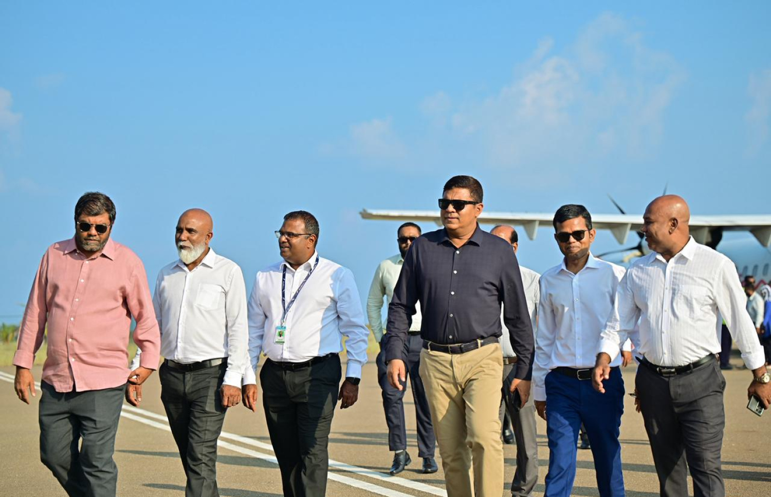 ސިވިލް އޭވިއޭޝަން މިނިސްޓަރު އަމީނާއި އައިލެންޑް އޭވިއޭޝަންގެ ބައެއް އިސްވެރިންނާއި ދައުލަތުގެ ބައެއް އެހެން އޮފިޝަލުން މިއަދު ދަރަވަންދޫ އެއާޕޯޓުގައި.---ފޮޓޯ: ނިޝާން އަލީ| މިހާރު