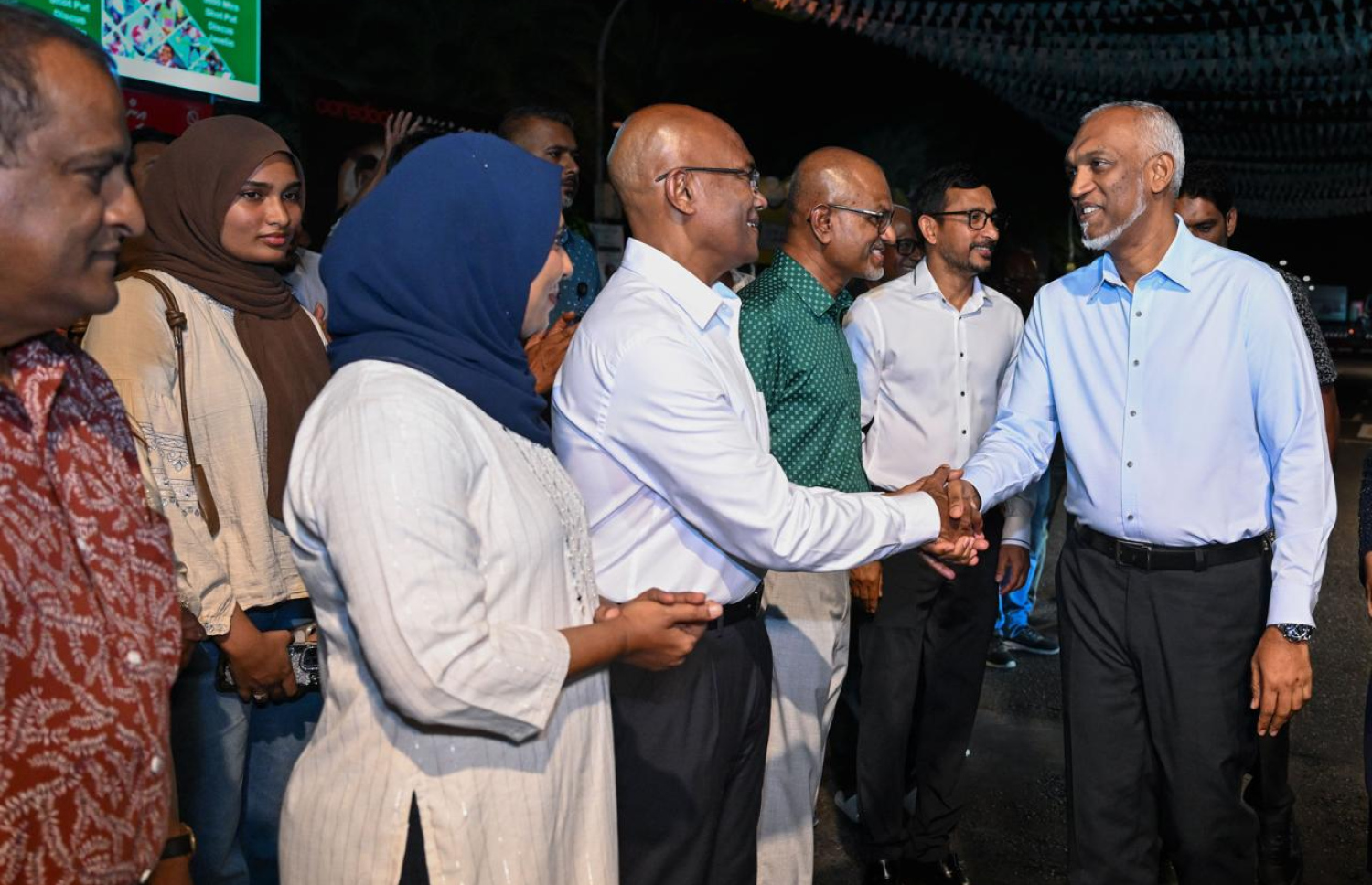 ޕީއެންސީގެ ރޭގެ ޖަގަހަ ޖަލްސާއަށް ރައީސް މުއިއްޒު ވަޑައިގެން، އެ ޕާޓީގެ ފަރާތުން މާލޭގެ މޭޔަރު ކަމަށް ވާދަކުރައްވާ މޫސާ އަލީ ޖަލީލުއާ ސަލާން ކުރައްވަނީ.