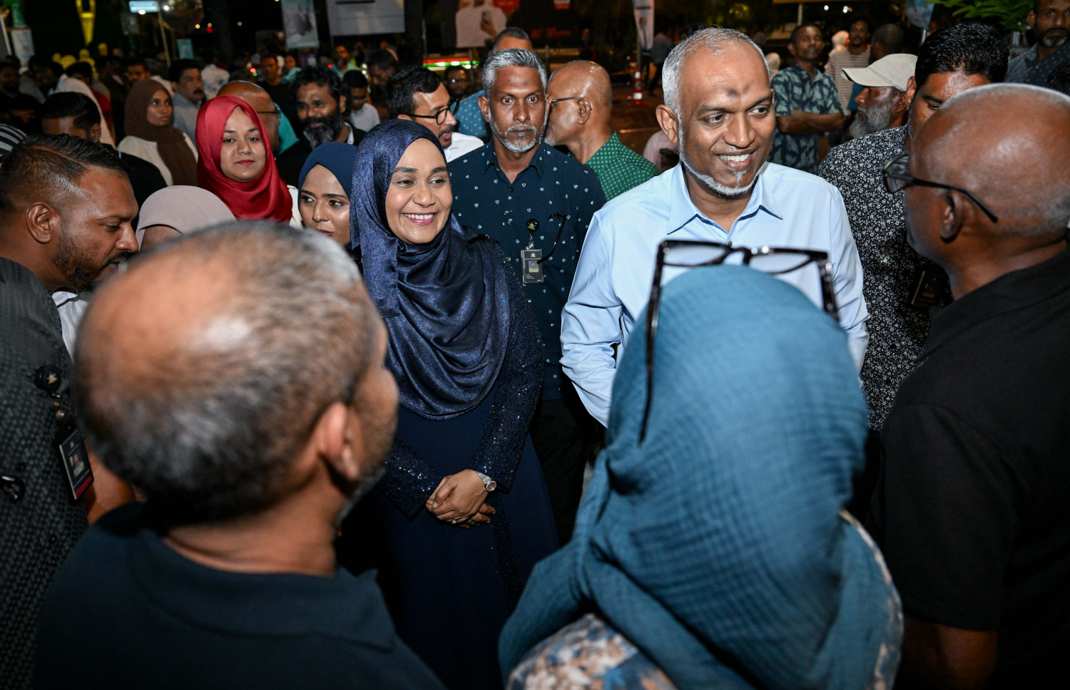 ޕީއެންސީގެ ޖަގަހައިގައި ރޭ ބޭއްވި ޖަލްސާ އަށް ފަހު ރައީސް މުއިއްޒުގެ ދެކަނބަލުން ސަޕޯޓަރުންނާ އެކު.