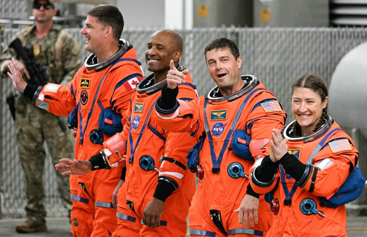 (ވ-ކ) ކެނެޑިއަން ސްޕޭސް އޭޖެންސީ (ސީއެސްއޭ) ގެ އެސްޓްރޮނޯޓް ޖެރެމީ ހެންސެން، އާޓެމިސް 2 މިޝަން ސްޕެޝަލިސްޓް، ނާސާގެ އެސްޓްރޮނޯޓުން ވިކްޓަރ ގްލޯވާ، އާޓެމިސް 2 ގެ ޕައިލެޓް، އާޓެމިސް 2 ގެ ކޮމާންޑަރު ރީޑް ވައިޒްމަން އަދި އާޓެމިސް 2 މިޝަން ސްޕެޝަލިސްޓް ކްރިސްޓީނާ ކޯޗް ވަނީ ކޭޕްގެ ކެނެޑީ ސްޕޭސް ސެންޓަރުގައި ހުންނަ އާޓެމިސް 2 ކްރޫޑް މޫން މިޝަންގެ ރޮކެޓަށް އެރުމަށް ލޯންޗް ޕެޑަށް ދަނީ. -- ފޮޓޯ: އޭއެފްޕީ