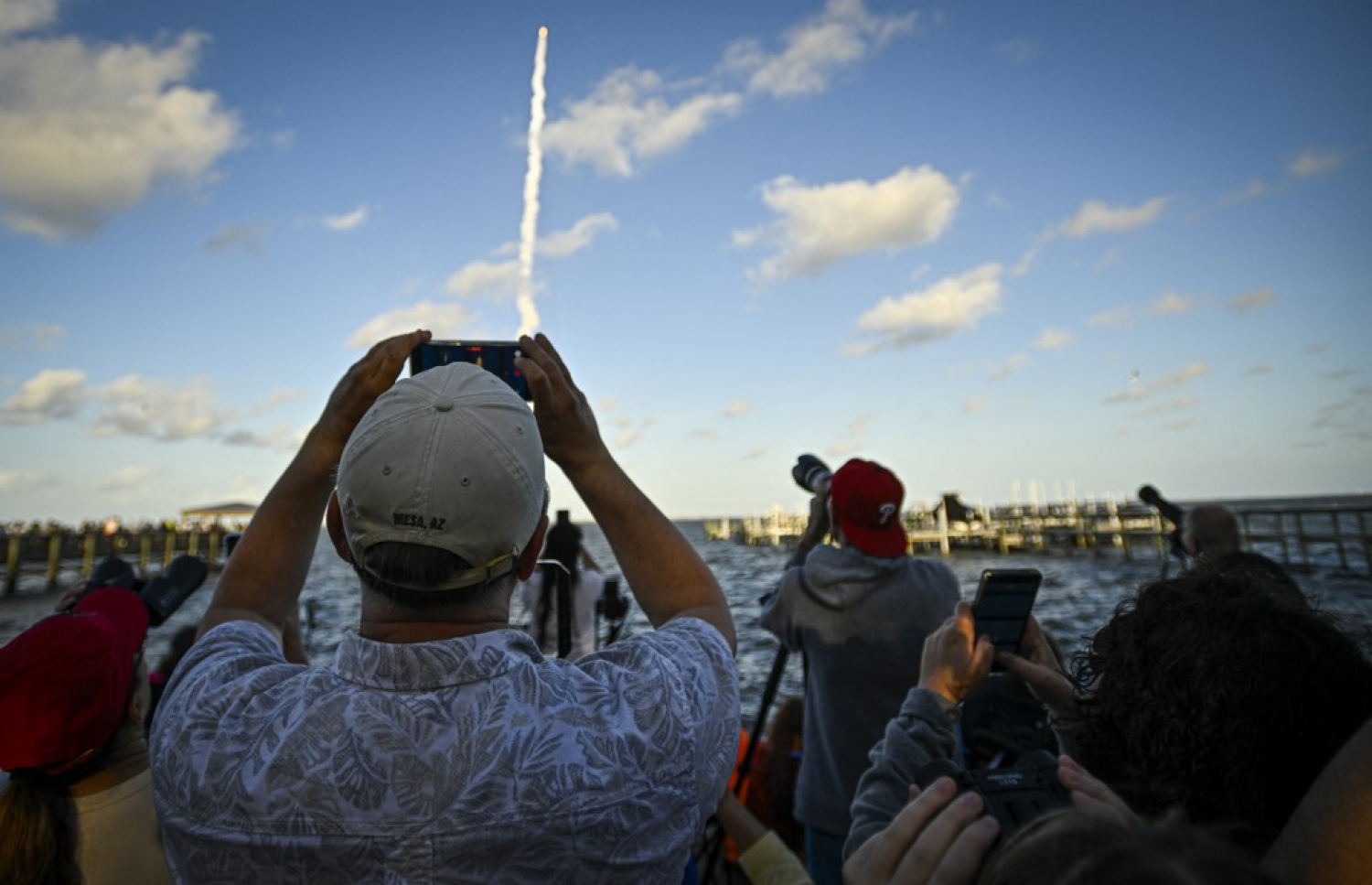 ހަނދު ވަށައި ބުރެއް ޖެހުމަށް ފޮނުވާ އާޓެމިސް 2 މިޝަންގެ ރޮކެޓް އުދުއްސާލާއިރު އާންމުން އެ މަންޒަރު ބަލަނީ. -- ފޮޓޯ: އޭއެފްޕީ