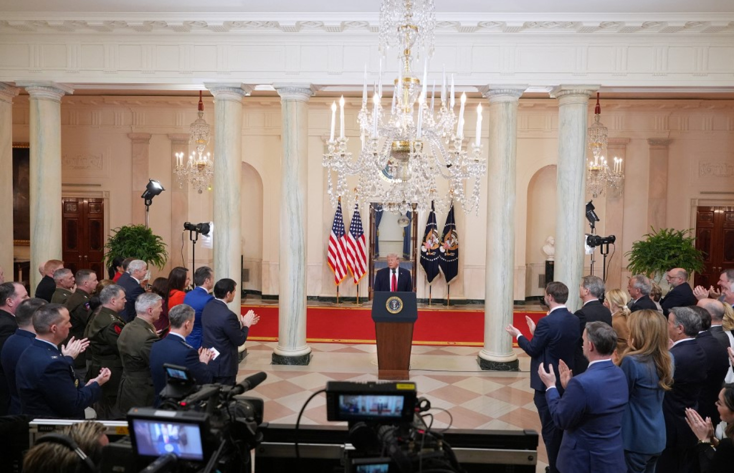 އެމެރިކާގެ ރައީސް ޑޮނަލްޑް ޓްރަމްޕު ގައުމާ މުހާތަަބުކުރައްވައި ދެއްވި ތަގުރީރަށް ފަހު ވައިޓް ހައުސްގައި އޮފިޝަލުން ތަރުހީބު ދިނުމަށް އަތްތިލަބަޑި ޖަހަނީ. -- ފޮޓޯ: އޭއެފްޕީ