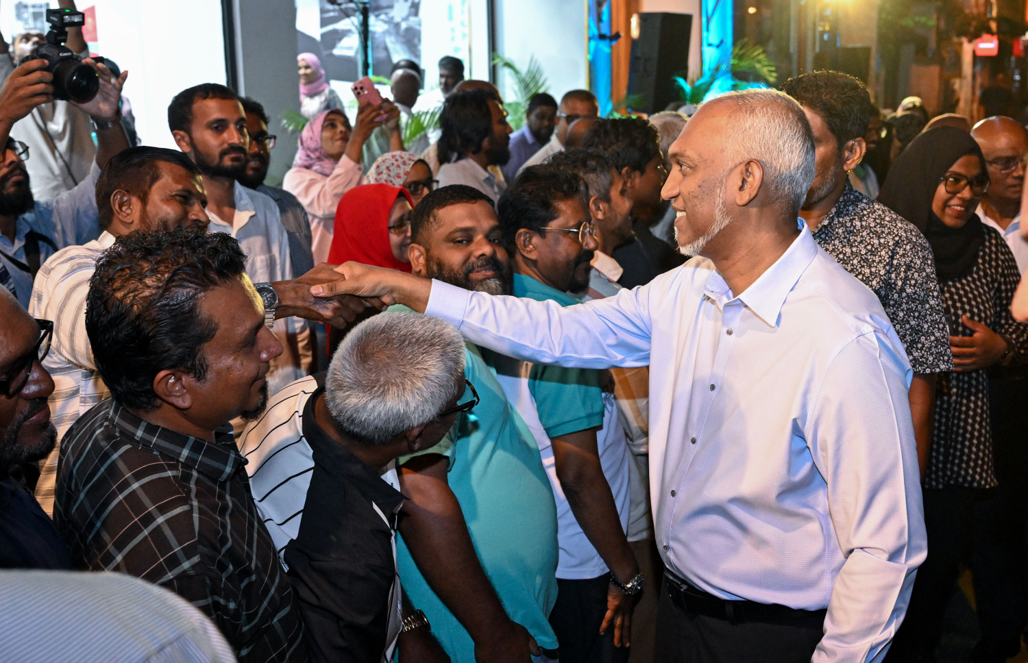 ޕީއެންސީގެ ރޭގެ ޖަލްސާގައި ރައީސް މުއިއްޒު ސަޕޯޓަރުންނާ ސަލާން ކުރައްވަނީ.