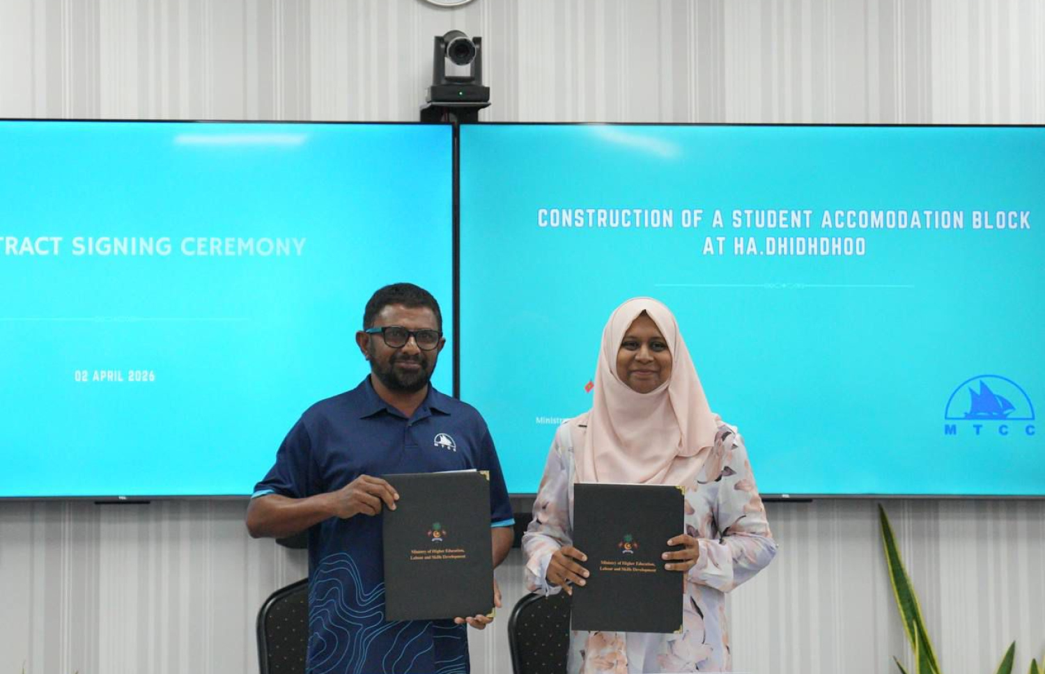 ދިއްދޫގައި ދަރިވަރުންނަށް ދަނާލެއް އެޅުމުގެ އެއްބަސްވުމެއްގައި އެމްޓީސީސީއާ އެކު މިއަދު ސޮއިކުރުމަށް ފަހު ފޮޓޯއަކަށް ހުއްޓިގެން. -- ފޮޓޯ: ހަޔާ އެޑިޔުކޭޝަން މިނިސްޓްރީ