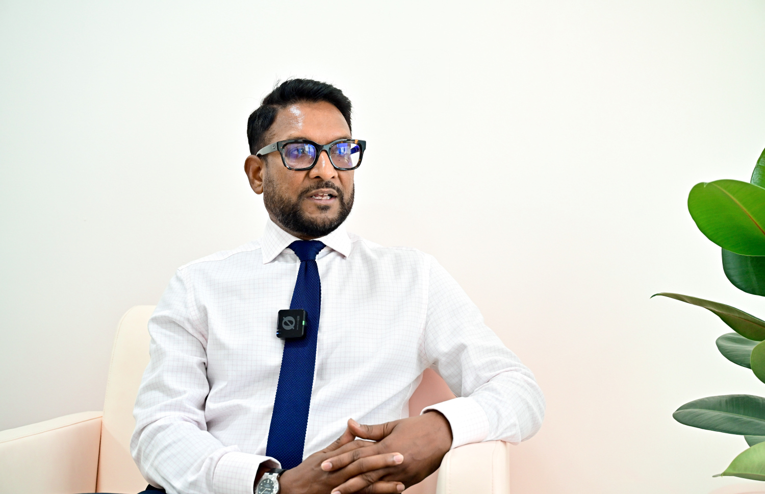 ސްޓޭޓް ފާމާގެ މެނޭޖިން ޑިރެކްޓަރު ޑރ، ޝާހު، "މިހާރު"އަށް މިއަދު އިންޓަވިއު ދެއްވަނީ.-- ފޮޓޯ: ނިޝާން އަލީ/ މިހާރު