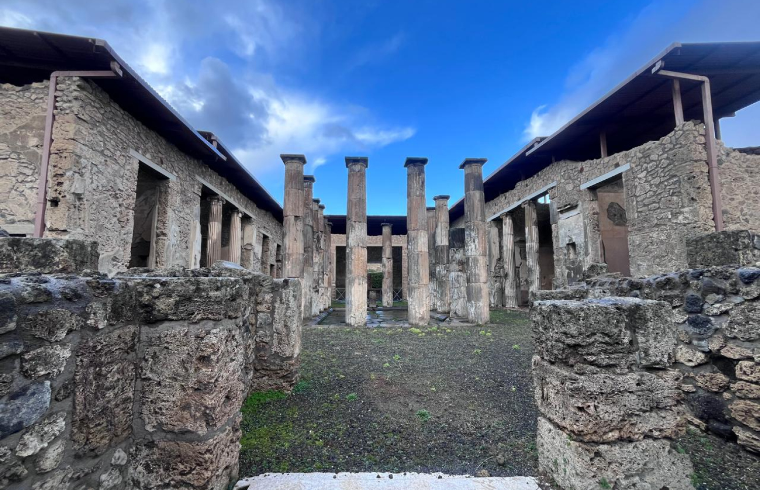 ޕޮމްޕޭގެ އިމާރާތެއް. އެރަށުގައި 10،000-20،000 މީހުން ދިރިއުޅުނުކަމަށް ލަފާކުރެވޭ -- ފޮޓޯ: މިހާރު