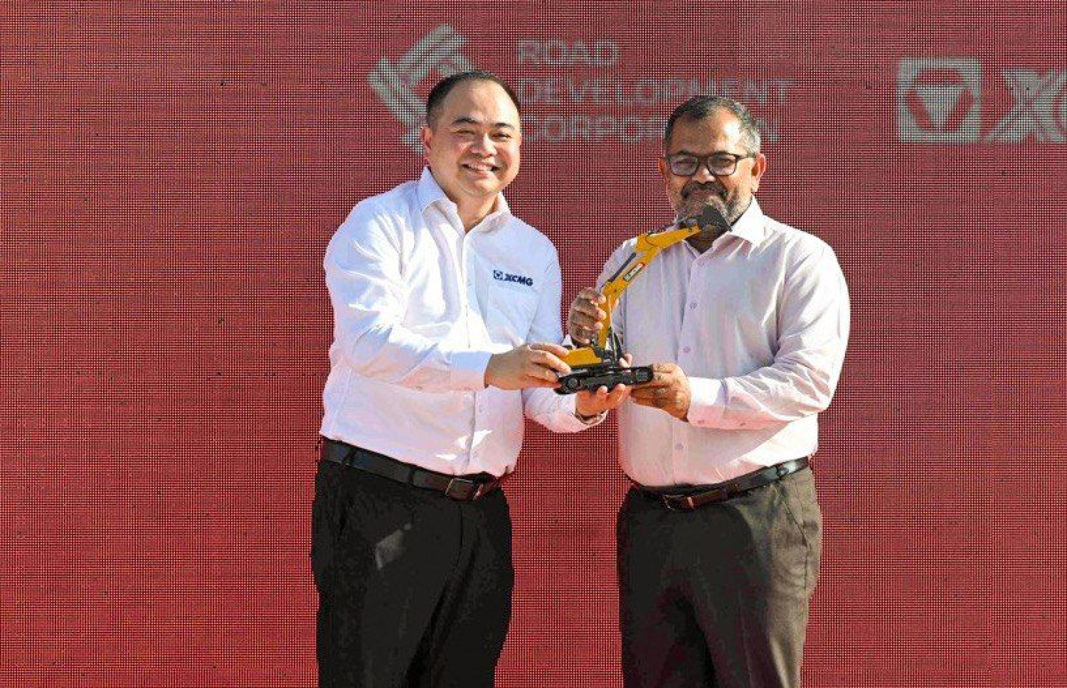 ޗައިނާގެ އެކްސްސީއެމްޖީން ގެނައި މެޝިނަރިޒްގެ މޮޑެލްއެއް، ފިނޭންސް މިނިސްޓަރު ޒަމީރަށް މިއަދު ހަވާލުކުރައްވަނީ-- ފޮޓޯ: އާރުޑީސީ