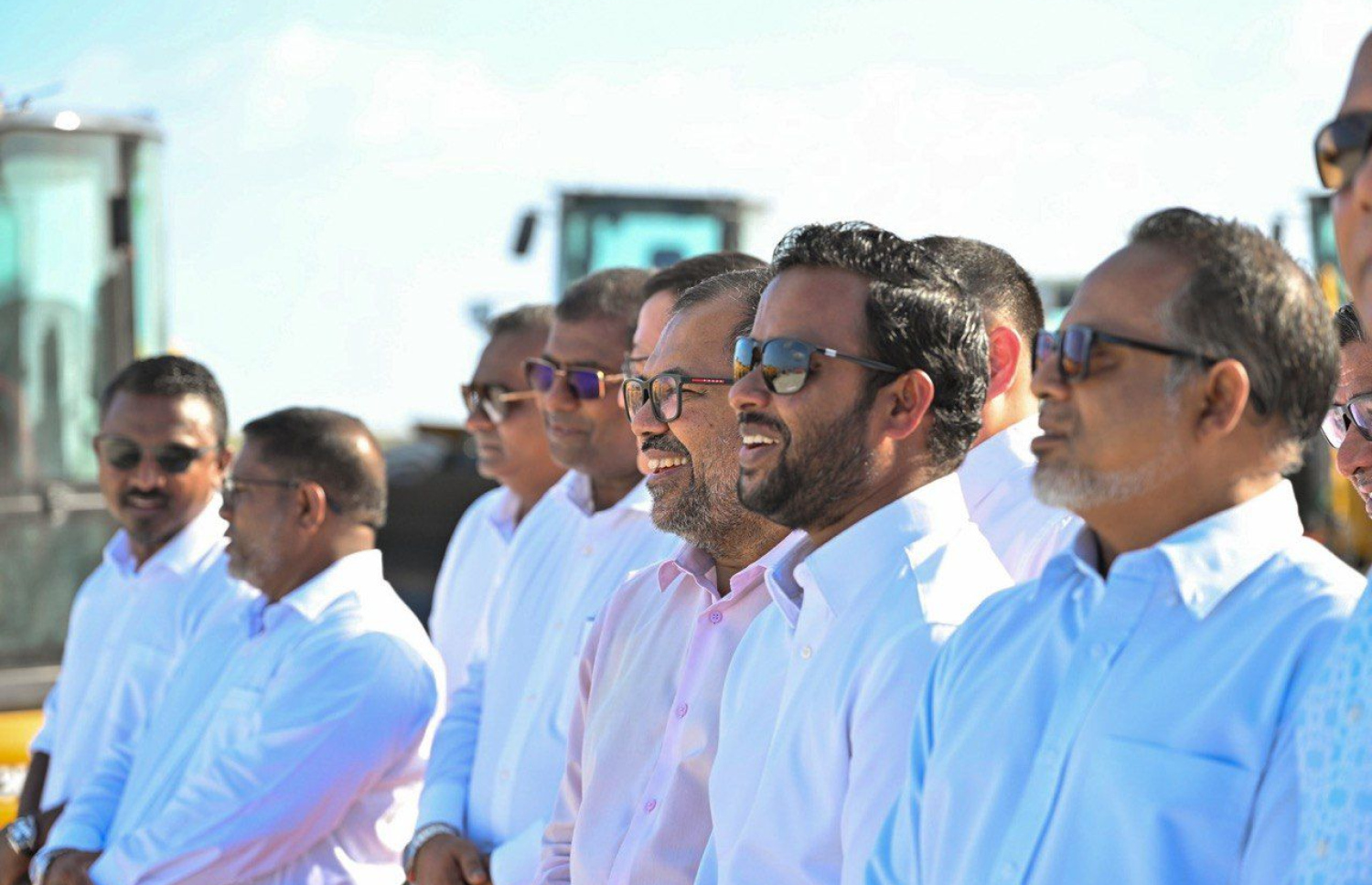 ޗައިނާގެ އެކްސްސީއެމްޖީން ގެނައި މެޝިނަރީޒް ހަވާލުކުރަން މިއަދު ބޭއްވި ރަސްމިއްޔާތުގައި ބައިވެރިވެވަޑައިގެންނެވި ބައެއް ބޭފުޅުން-- ފޮޓޯ: އާރުޑީސީ