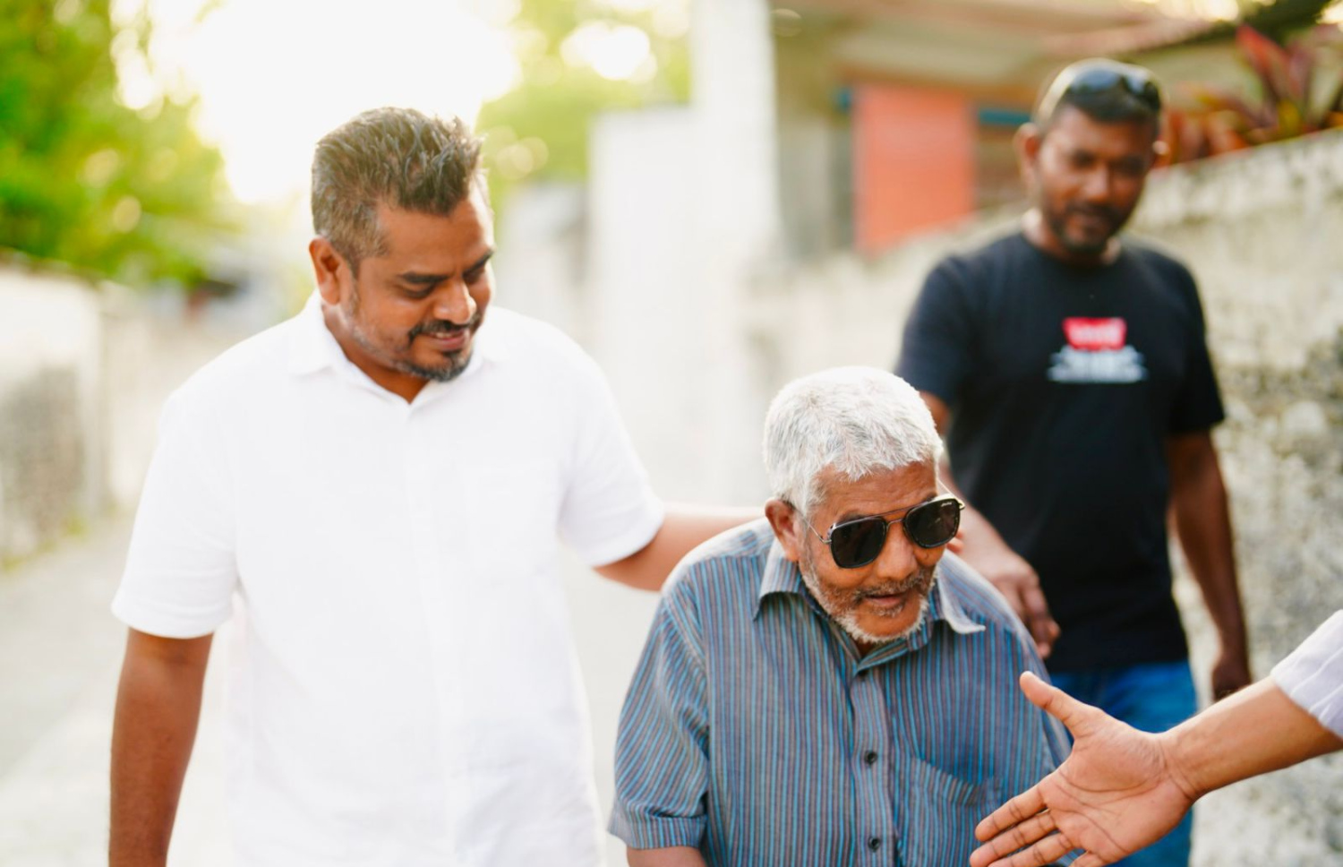 މުޝްރިފް، އައްޑޫގެ އުމުރުން ދުވަސްވީ މީހަކާ އެކު.