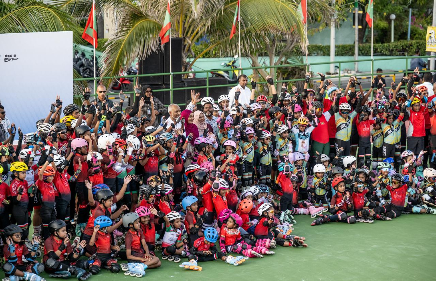 ސްކޭޓް ޕާކް ހުޅުވުމަށް މިއަދު ބޭއްވި ރަސްމިއްޔާތަށް ދިޔަ ބައެއް ކުދިން.---ފޮޓޯ: ނިޝާން އަލީ| މިހާރު