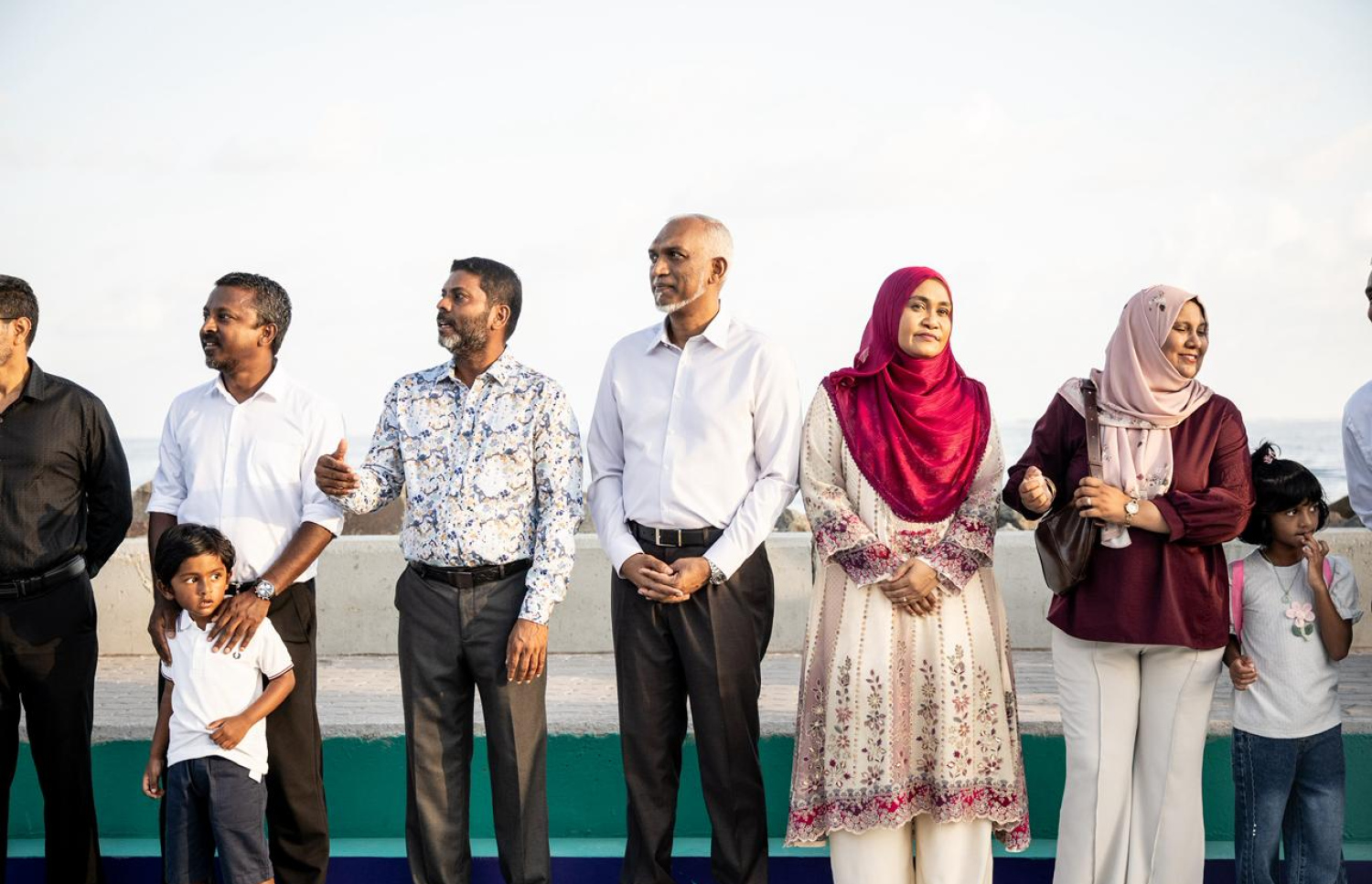 ސްކޭޓް ޕާކް ހުޅުވުމަށް މިއަދު ބޭއްވި ރަސްމިއްޔާތުގައި ރައީސް މުއިއްޒުގެ ދެކަނބަލުންނާއި ދައުލަތުގެ ބައެއް އެހެން އިސްވެރިން ބައިވެރިވެވަޑައިގަންނަވަނީ.---ފޮޓޯ: ނިޝާން އަލީ| މިހާރު