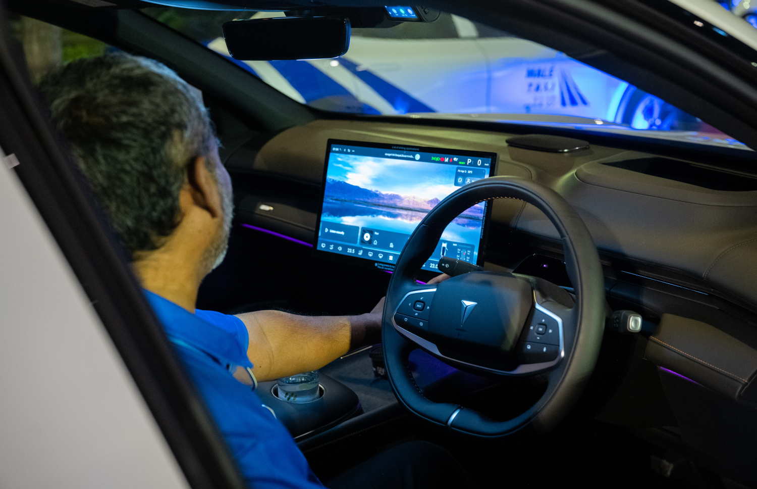 ސަރުކާރުގެ ޓެކްސީ ލައިންގެ ޑްރައިވަރަކު އެނާގެ ކާރު ދައްކާލަނީ.-- ފޮޓޯ: ނިޝާން އަލީ | މިހާރު