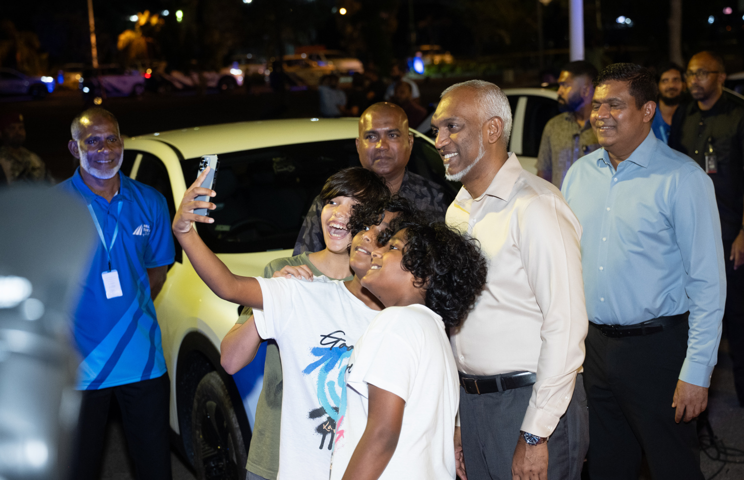 ޓެކްސީ ލައިންގެ ހިދުމަތް ފެށުމަށް ރޭ ހުޅުމާލޭ ސެންޓްރަލް ޕާކުގައި ބޭއްވި ރަސްމިއްޔާތުގައި ރައީސް އާއެކު ކުޑަކުދިންތަކެއް ފޮޓޯނަގަނީ.-- ފޮޓޯ: ނިޝާން އަލީ | މިހާރު